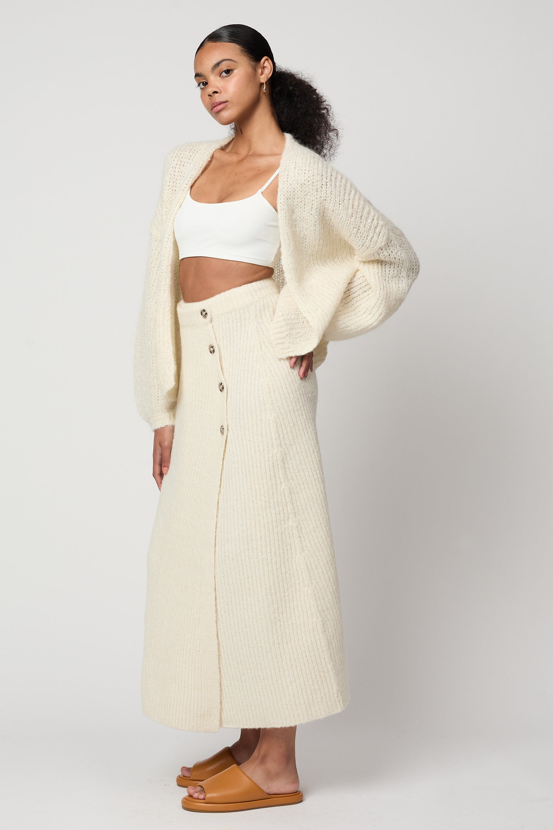 スリ アルパカ エアリー ニットの CORA カーディガン - プレスプリング 25 色