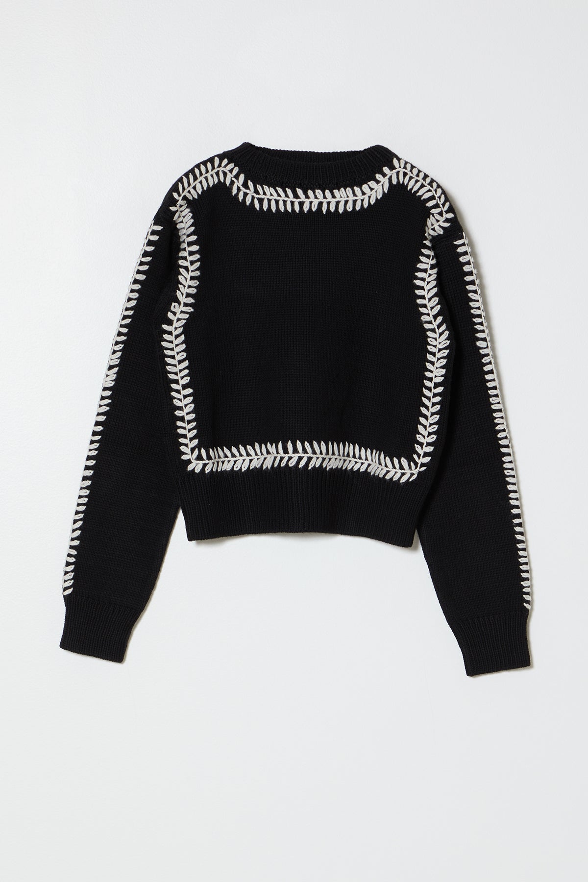 手刺繍入りのゆったりしたセーター