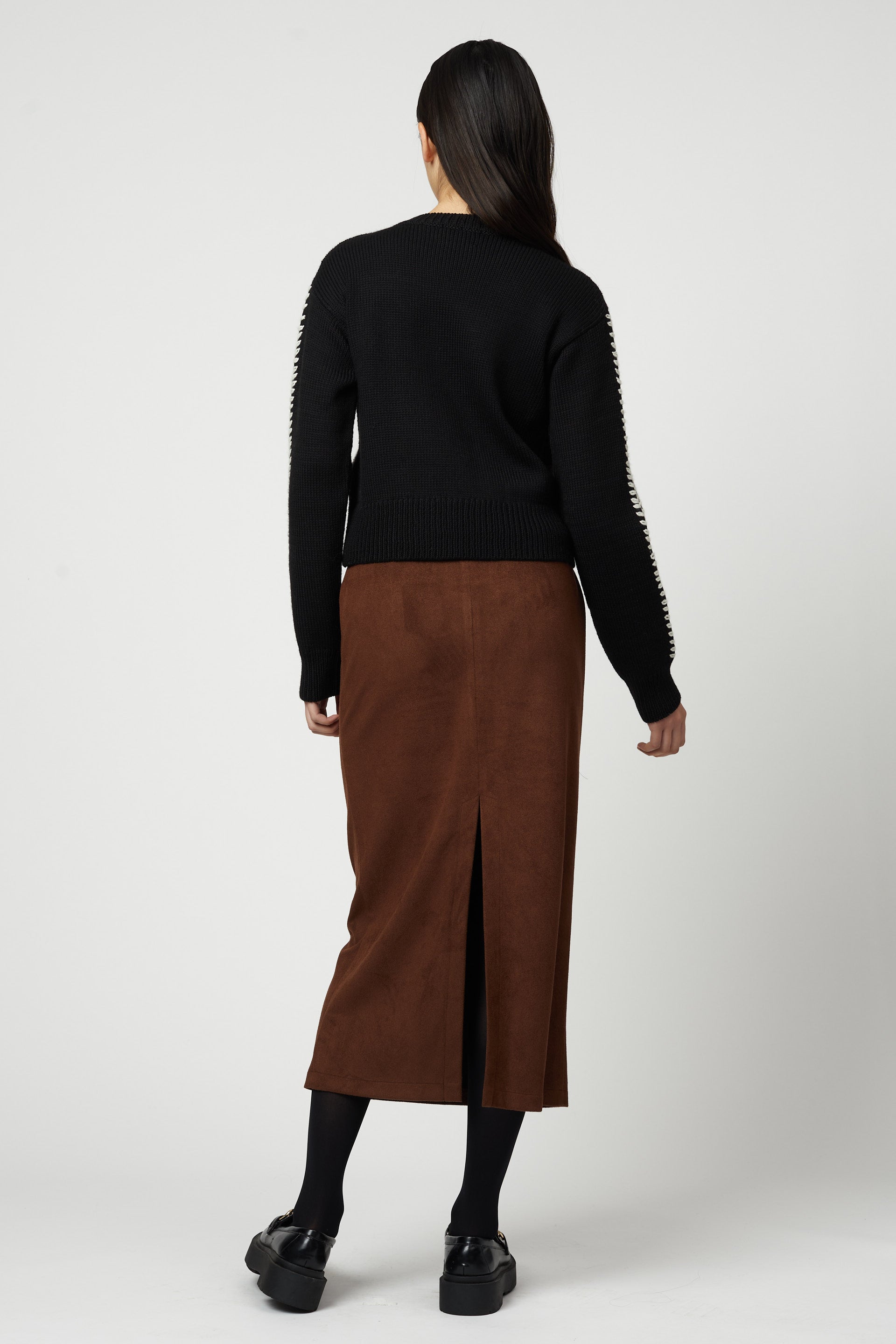 手刺繍入りのゆったりしたセーター