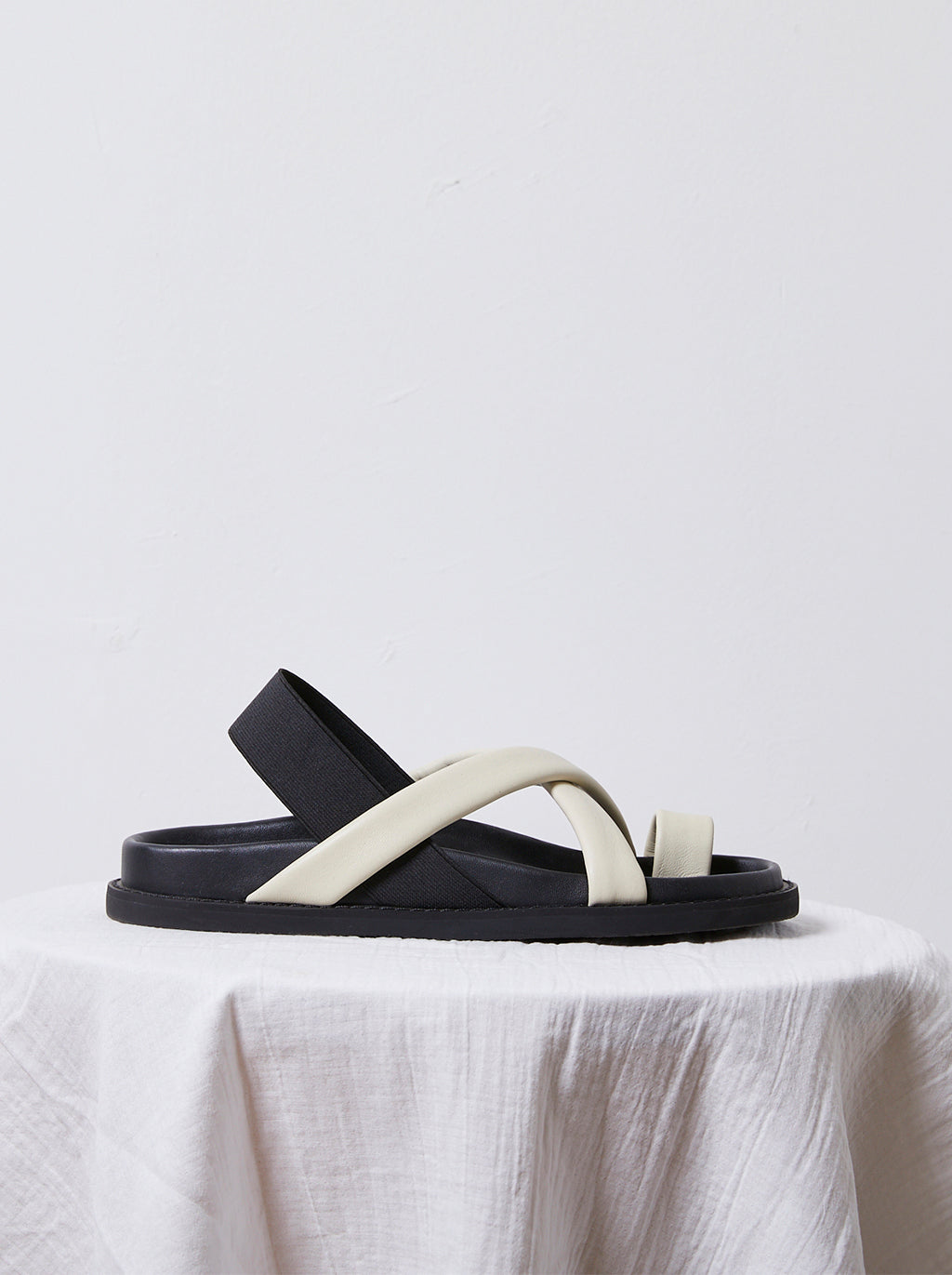 Mizugumo Leather Sandal in Ivory x Black