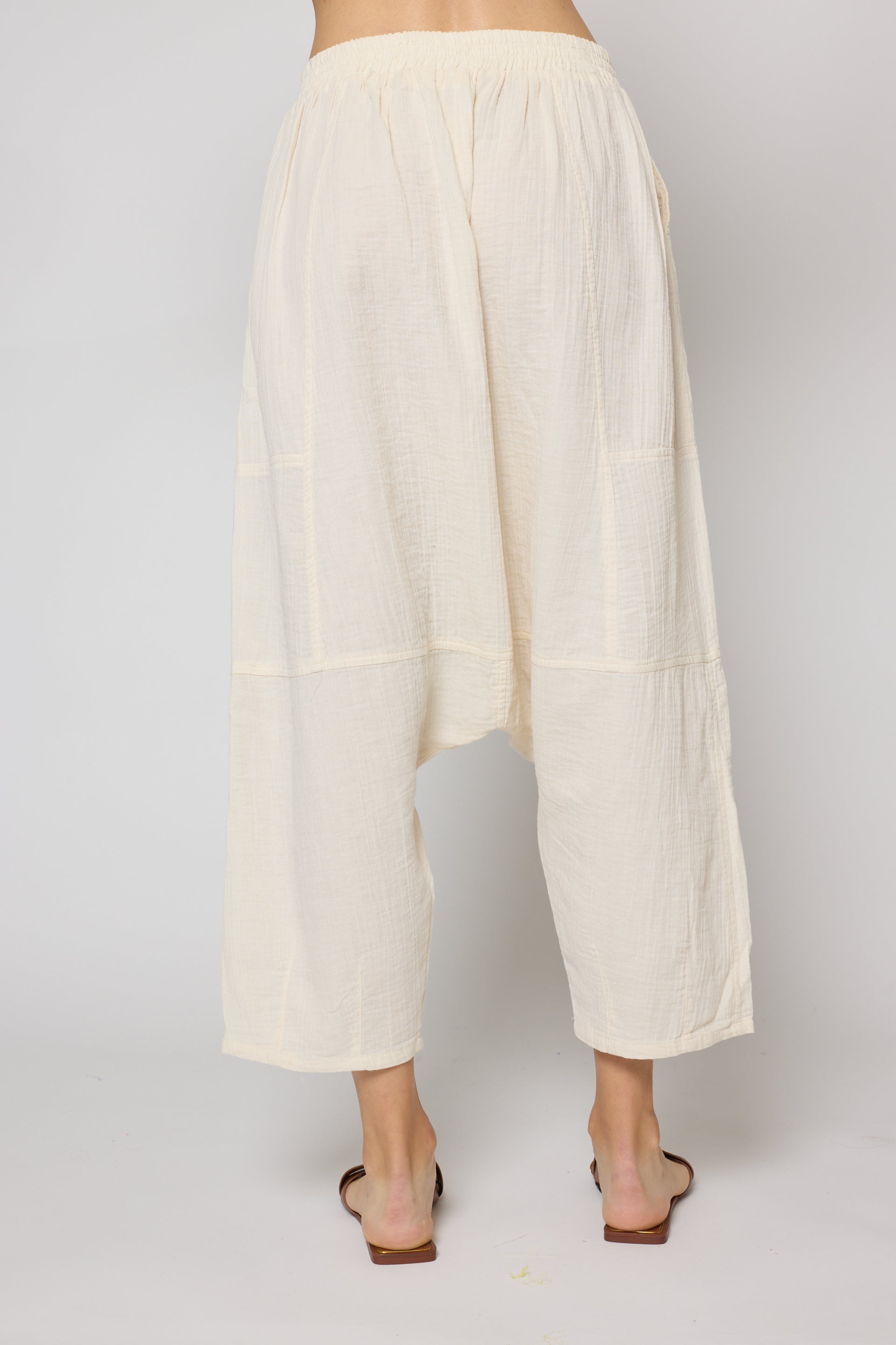 Kiko Pant in Crinkled Cotton, Kinari, back detail view