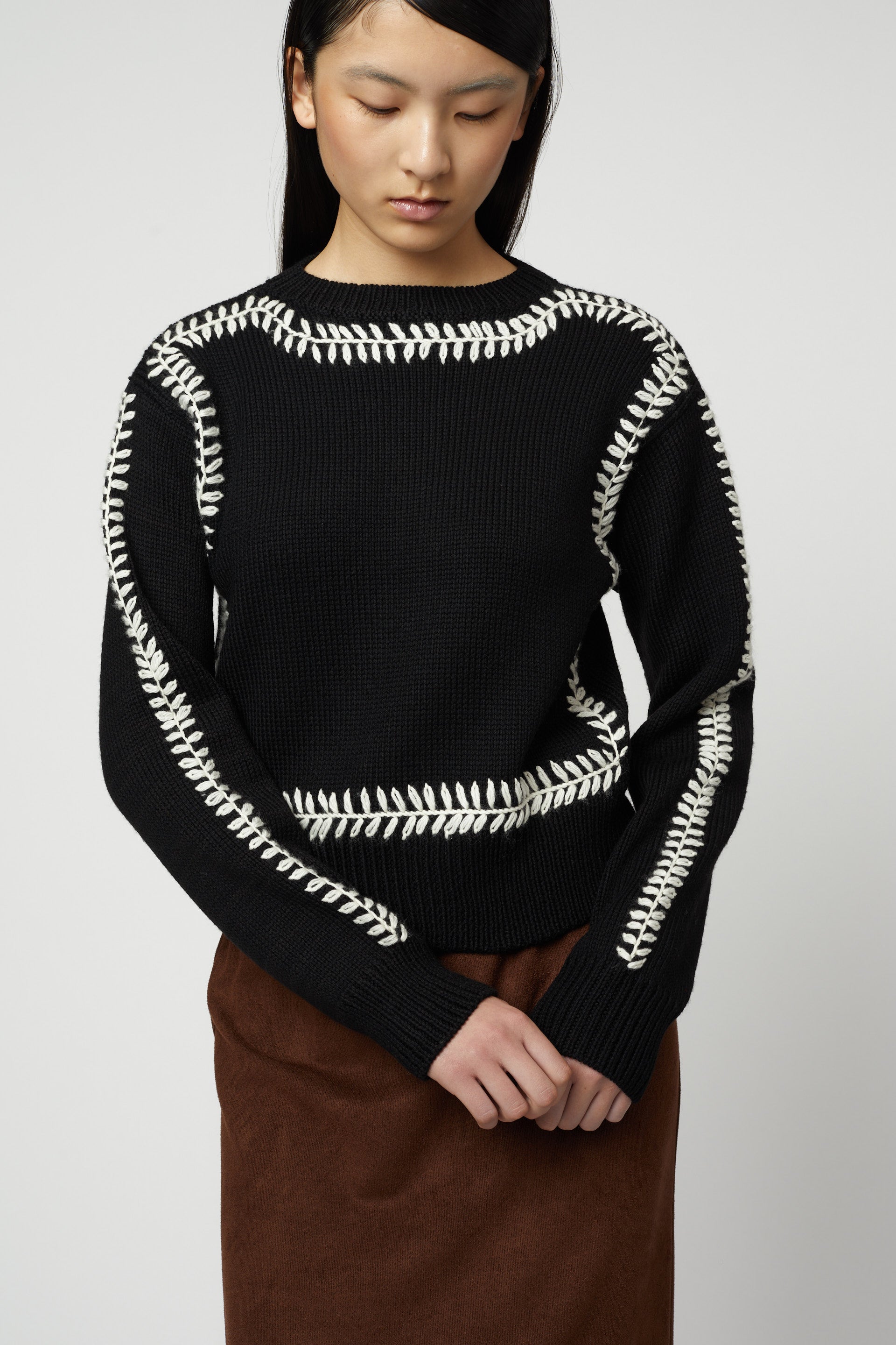 手刺繍入りのゆったりしたセーター